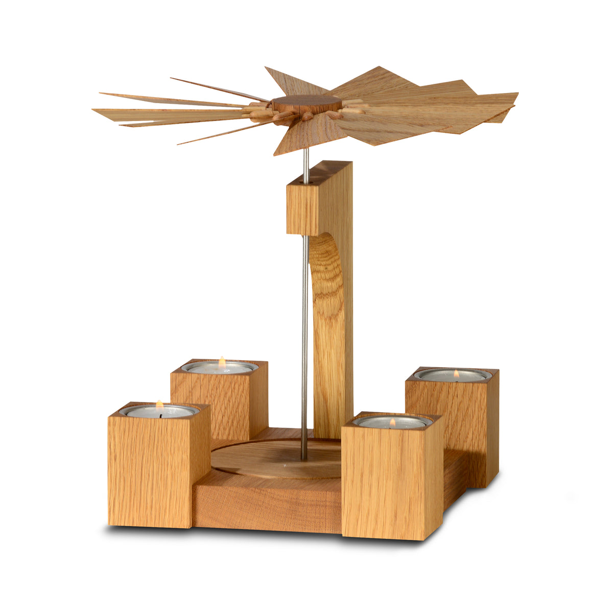 Moderne KWO Pyramide aus naturbelassenem Eichenholz mit quadratischem Design und großem Flügelrad für Teelichter.