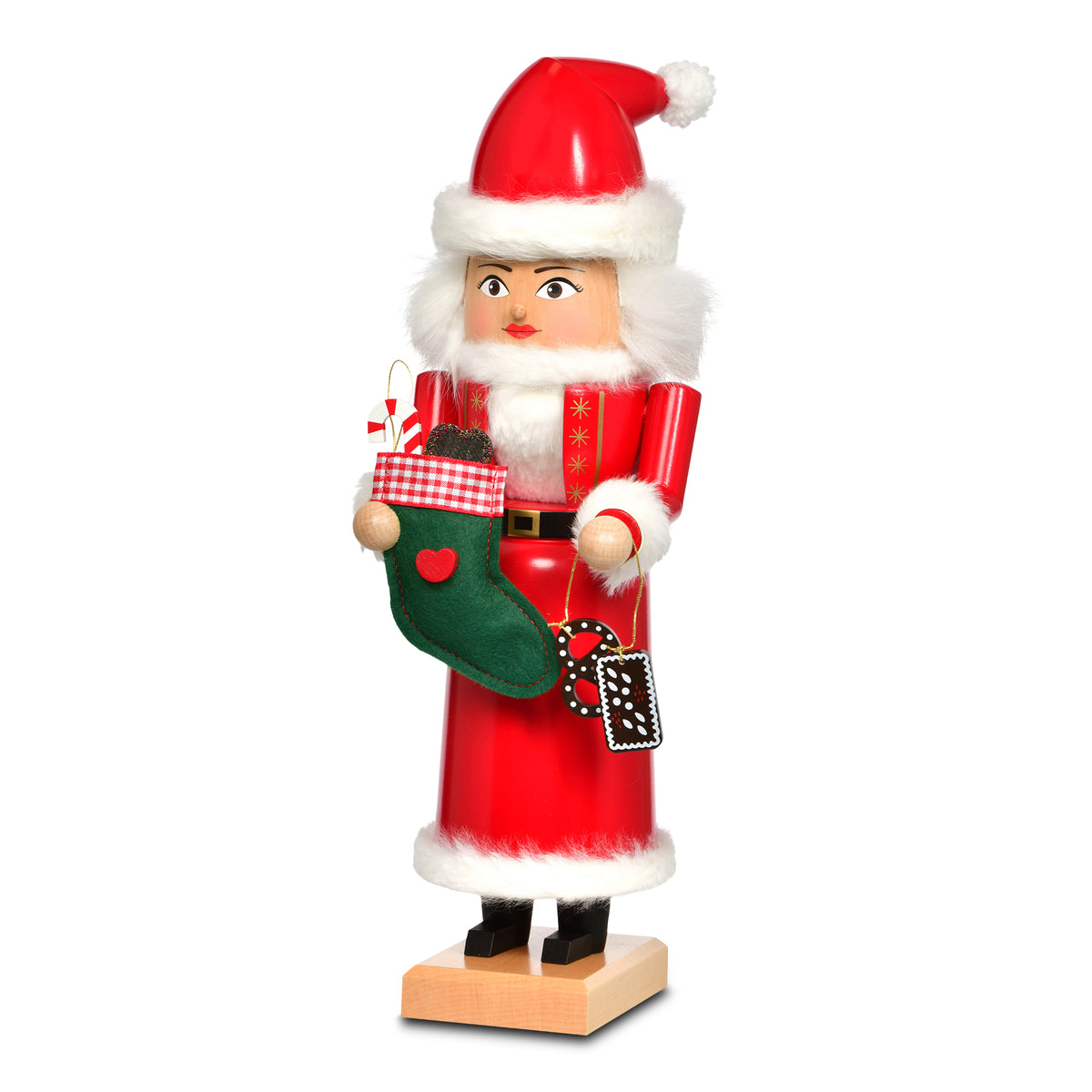 KWO Nussknacker Mrs. Santa in rotem Gewand mit weißem Pelzbesatz. Sie hält einen grünen Weihnachtsstrumpf mit Zuckerstange und Lebkuchen-Anhänger.