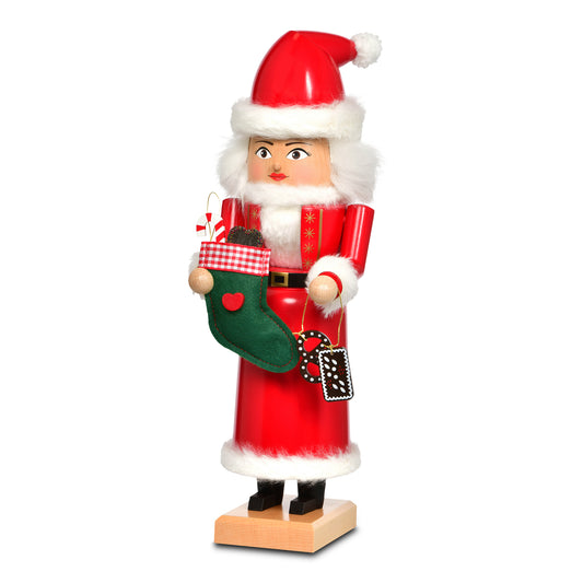 KWO Nussknacker Mrs. Santa in rotem Gewand mit weißem Pelzbesatz. Sie hält einen grünen Weihnachtsstrumpf mit Zuckerstange und Lebkuchen-Anhänger.