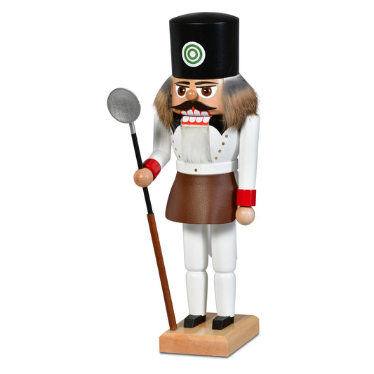 KWO Nussknacker Schmelzer Artikel 19364 aus dem Erzgebirge, 27 cm groß, in weißer Uniform mit brauner Schürze und Werkzeug.