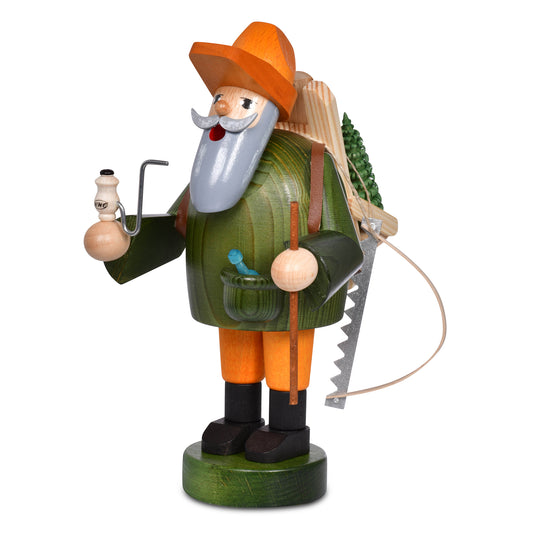 Original KWO Räuchermann Waldarbeiter Art. 21021 aus dem Erzgebirge. Die hölzerne Räucherfigur trägt einen grünen Mantel, orangefarbenen Hut, hält eine Pfeife und einen Wanderstab und hat ein Tragegestell mit Bügelsäge und Tannenbaum auf dem Rücken.