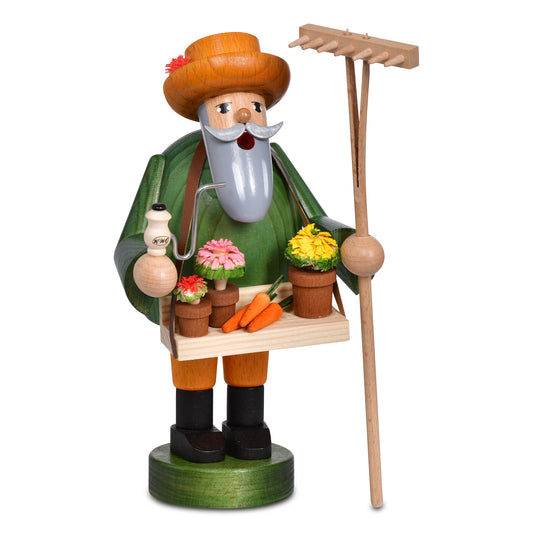 Original KWO Räuchermann Gärtner 21040 aus der Serie Die Bärtigen mit Rechen, Pfeife und Bauchladen voller Blumen und Karotten – traditionelle erzgebirgische Volkskunst.