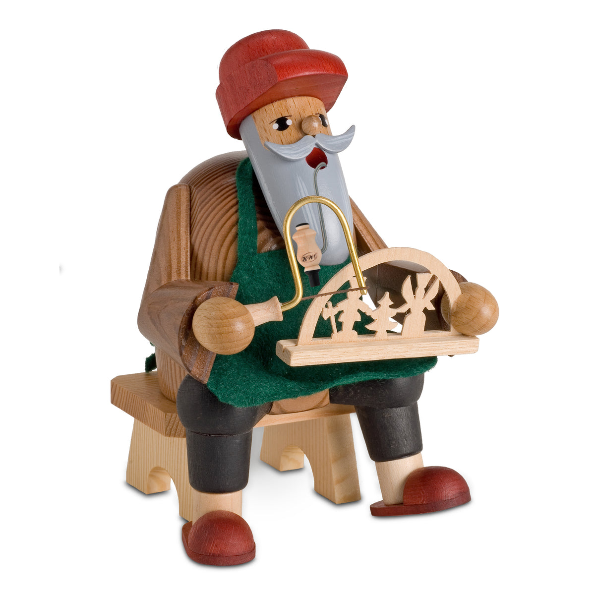 Original KWO Räuchermann Schwibbogenmacher 21168 aus der Serie Die Bärtigen sitzend auf einer Holzbank beim herstellen eines Schwibbogens.