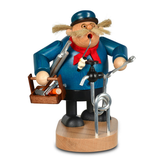 KWO Räuchermann Klempner Art. 21416 aus der Serie Die Dicken, handgefertigte Holzfigur aus dem Erzgebirge mit Werkzeugkiste und Wasserhahn auf hellem Holzsockel.
