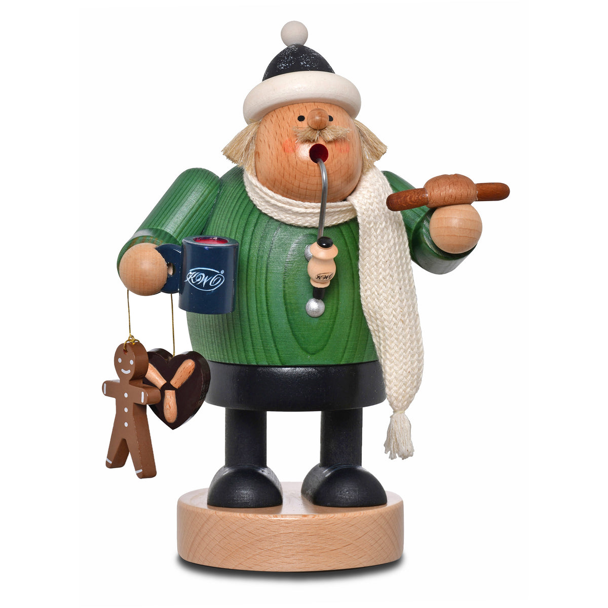 Traditioneller KWO Räuchermann Weihnachtsmarktbesucher aus Holz, grün gebeizt, hält eine blaue KWO-Glühweintasse, ein Lebkuchenherz, einen Lebkuchenmann und eine Bratwurst im Brötchen.