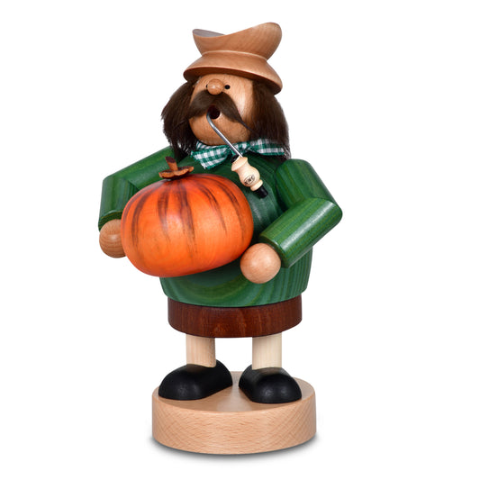 KWO Räuchermann Herbstmann 21429 aus der Serie Die Dicken, originale Holzkunst aus dem Erzgebirge. Die handgefertigte Räucherfigur in grüner Jacke hält einen großen orangefarbenen Kürbis und eine Pfeife im Mund.