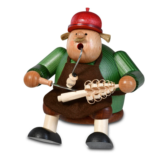 KWO Räuchermann Kantenhocker Spanbaumstecher Art. 21438 aus der Serie Die Dicken, grün gebeizte Holzfigur aus dem Erzgebirge beim Schnitzen eines Spanbaums mit Pfeife im Mund.