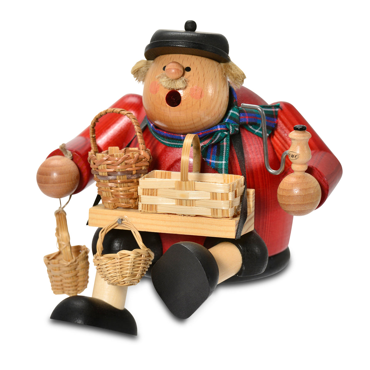 Original KWO Räuchermann Kantenhocker Korbhändler (Art. 21467). Gebeizte Holzfigur aus dem Erzgebirge mit rotem Hemd, Schiebermütze und kariertem Schal. Er trägt ein Bauchladen-Holzgestell mit verschiedenen, handgeflochtenen Miniatur-Körbchen und hält eine Pfeife.