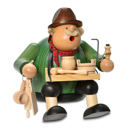 KWO Räuchermann Kantenhocker Holzwarenhändler Art. 21468 aus der Serie Die Dicken, gebeizte Holzfigur aus dem Erzgebirge sitzend mit Bauchladen und Pfeife.