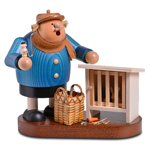 KWO Räuchermann Hasenzüchter 21475 aus der Serie Die Dicken, handgefertigt im Erzgebirge, mit blauem Holz-Mantel, Pfeife, Korb voller Karotten und Miniatur-Hasenstall.