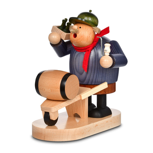 KWO Räuchermann Bierhändler (Art. 21517) aus der Serie Die Dicken, gebeiztes Holz, mit einer Schubkarre samt Bierfass und einer Flaschenkiste auf der Schulter – Original Erzgebirge Volkskunst.