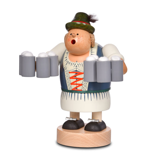 KWO Räucherfrau Wirtin aus der Serie Die Dicken Art. 21549 aus Holz im Dirndl mit Trachtenhut trägt 8 Maßkrüge Bier – Handarbeit aus dem Erzgebirge.
