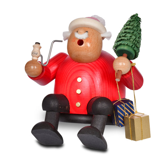KWO Räuchermann Kantenhocker Weihnachtsmann (Art. 21559) aus der Serie Die Dicken, sitzend mit Pfeife, Tannenbaum und Geschenken, handgefertigt aus Holz im Erzgebirge.