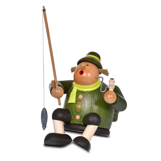 Original KWO Räuchermann Kantenhocker „Angler“ (Art. 21562) aus der Serie „Die Dicken“ im gebeizten Holz-Design mit grünem Hut, Schal, Angelrute und gefangenem Fisch.