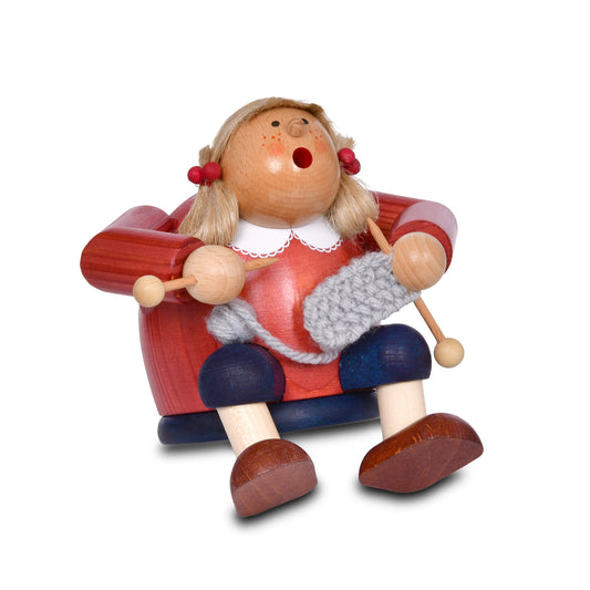 KWO Räucherfrau Kantenhocker Strickliesel aus der Serie Die Dicken, gebeizt, bringt traditionelle Erzgebirge Holzkunst auf Kante und verströmt Gemütlichkeit.