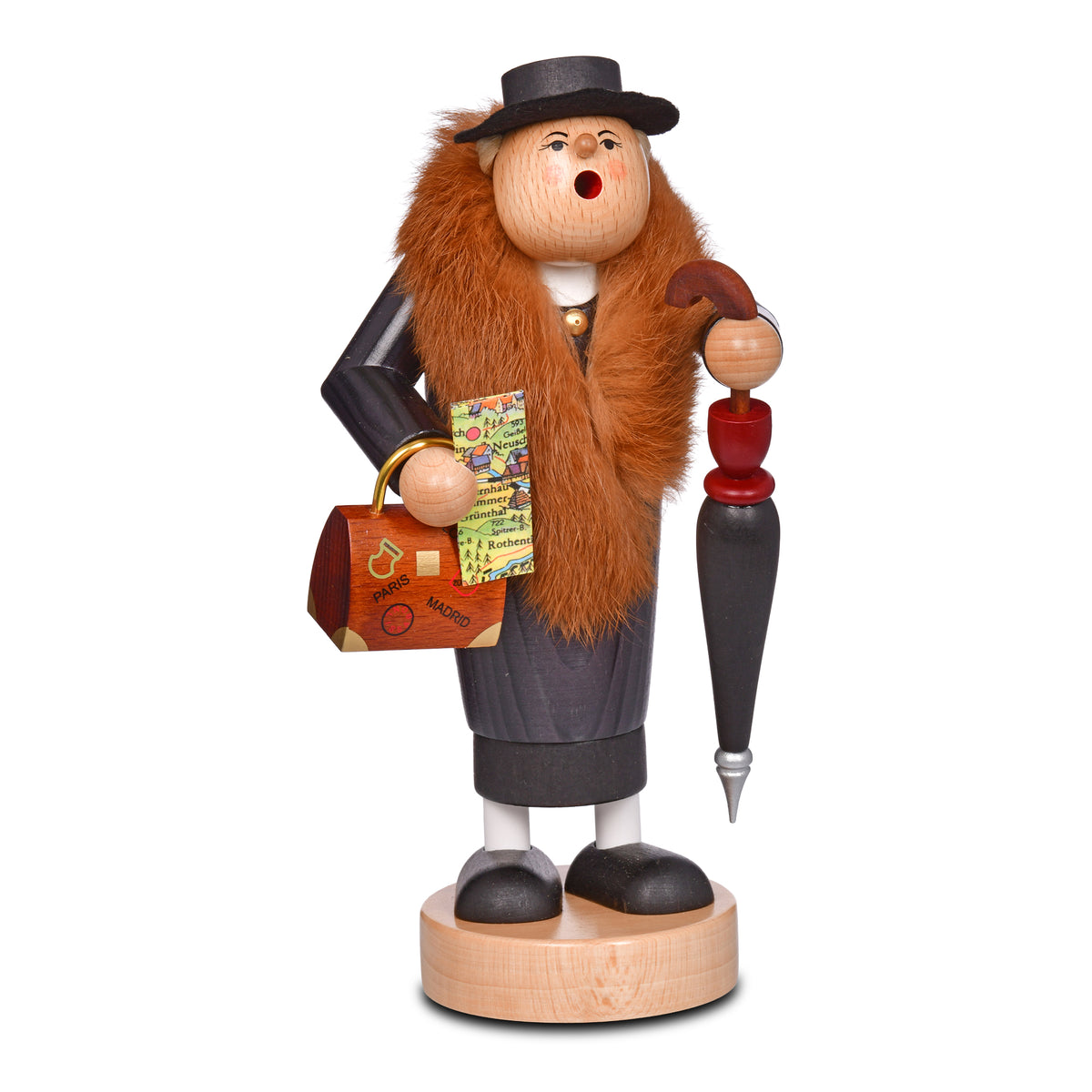 Erzgebirgisches Räuchermännchen KWO „Reisetante“ (21710) aus der Serie „Die Dünnen“. Schlanke Holzfigur mit Hut, Fellkragen, Regenschirm und Landkarte. Der Koffer ist mit Städtenamen wie „PARIS“ und „MADRID“ bedruckt. Traditionelle deutsche Holzkunst.