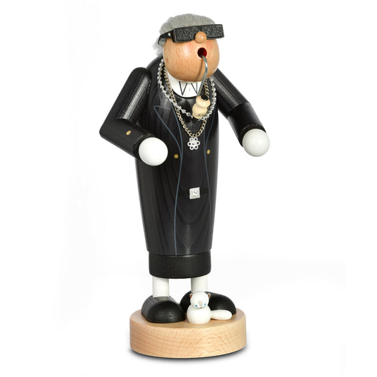 KWO Räuchermann Modezar (Karl Lagerfeld Optik) mit Sonnenbrille, Zopf und Katze – Serie „Die Dünnen“, Erzgebirge Holzkunst