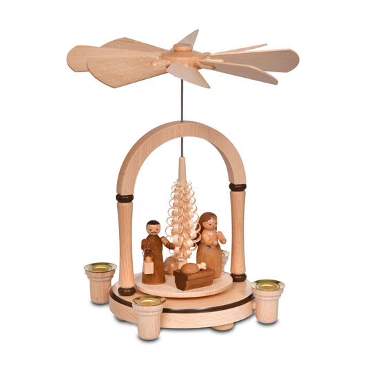 Kleine, handgefertigte Weihnachtspyramide aus hellem Naturholz von KWO Olbernhau. Auf dem runden Drehteller stehen filigrane, von Hand bemalte Figuren. Ein großes Flügelrad schließt die Pyramide nach oben ab. Kompaktes, traditionelles Design aus dem Erzgebirge.